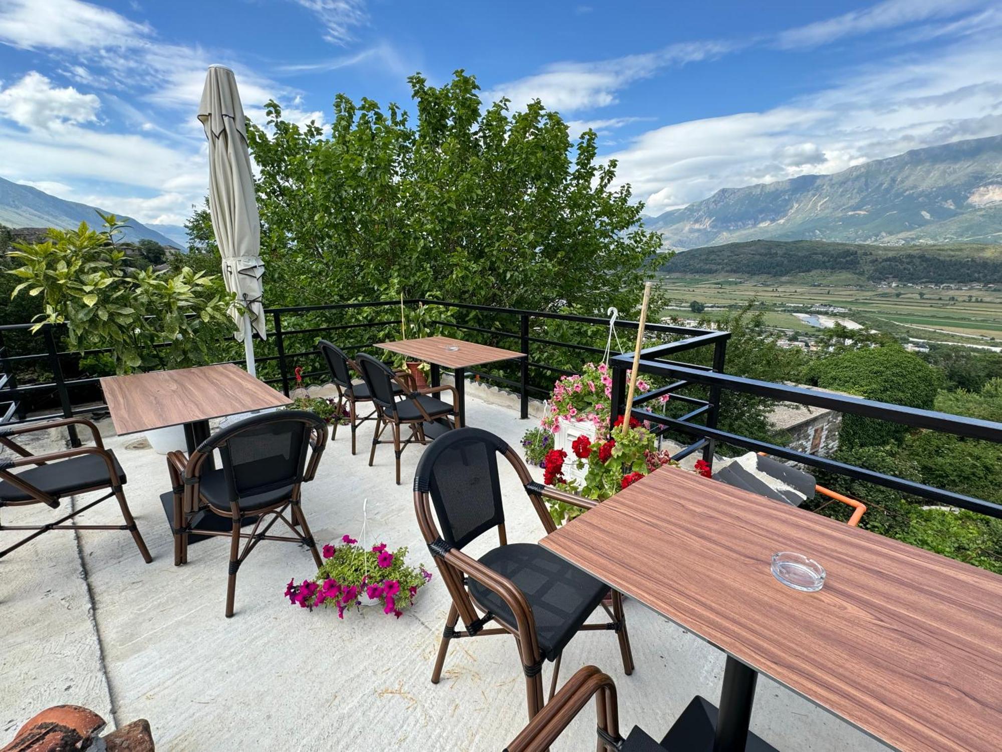 Guva Guest House Gjirokaster Bagian luar foto